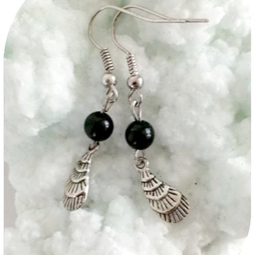 Boucles d'oreilles perles de verre noires et breloques plumes.