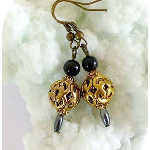 Boucles d'oreilles perles de verre noires et perles métal doré.