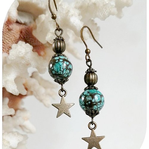 Boucles d'oreilles perles de verre bleues et marron , breloques étoiles .