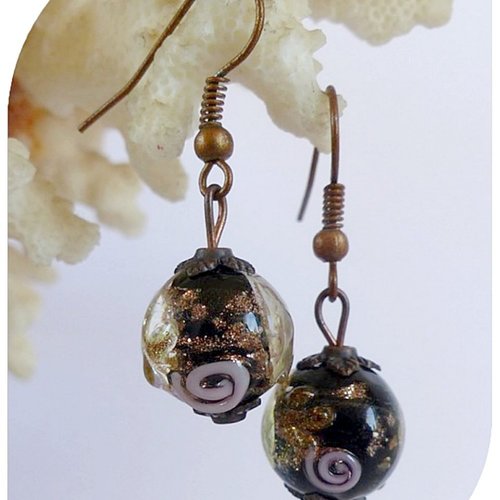 Boucles d'oreilles perles de verre noires, roses et bronze.