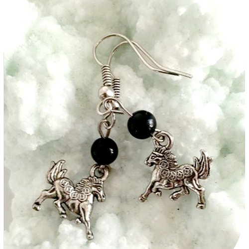 Boucles d'oreilles enfants perles noires et breloques chevaux.
