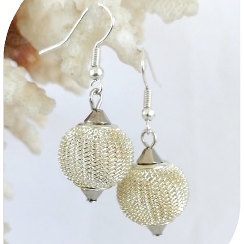 Boucles d'oreilles perles en filet métal couleur champagne .