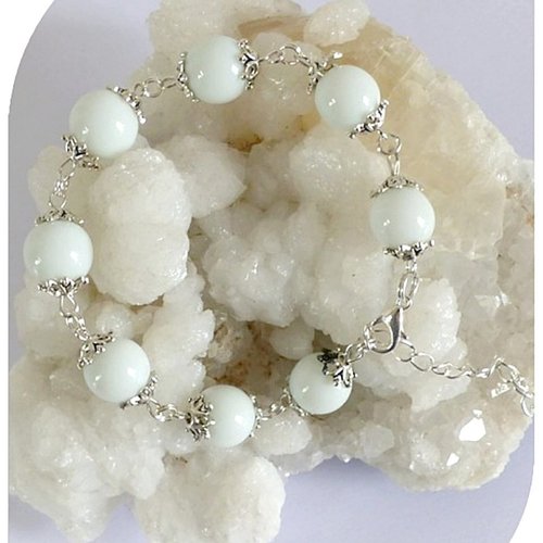 Bracelet perles de verre blanches . fermoir mousqueton.