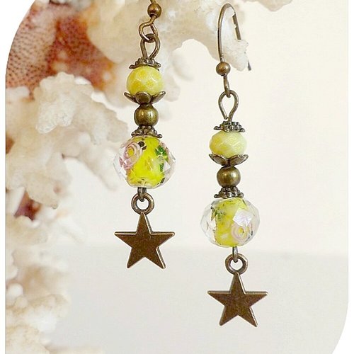 Boucles d'oreilles perles de verre jaunes et breloques étoiles.