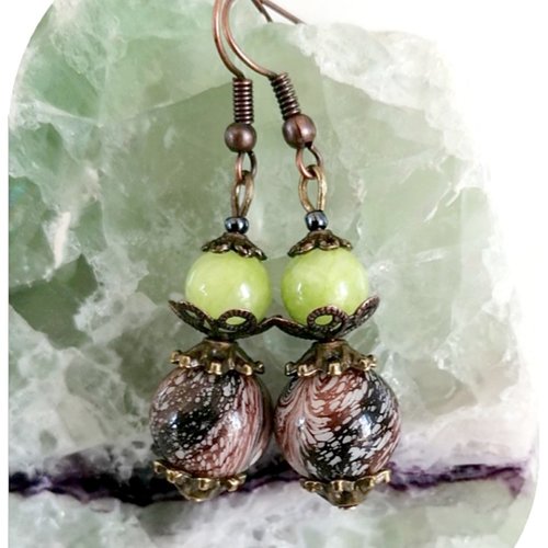 Boucles d'oreilles perles de verre vertes et marron.