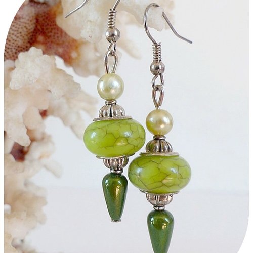 Boucles d'oreilles perles de verre et perles magiques vertes .