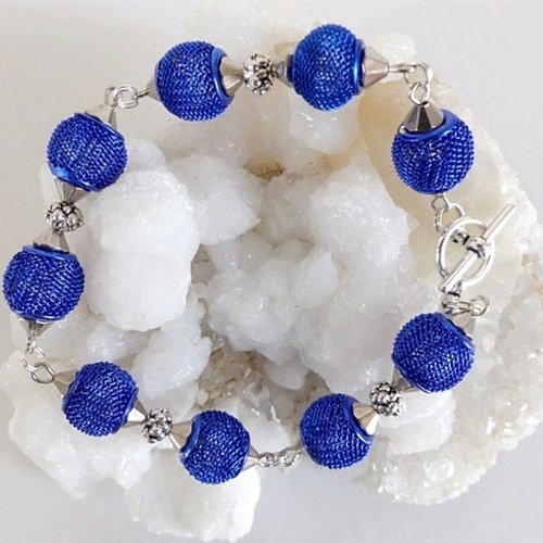 Bracelet perles filets en métal bleu 12 mm, fermoir toggle .