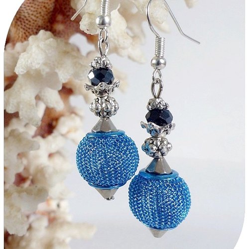 Boucles d'oreilles bleues , perles filet métal et perles cristal swarovski.
