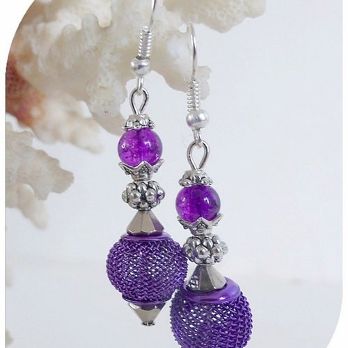 Boucles d'oreilles perles filets métal violet , crochets argentés.