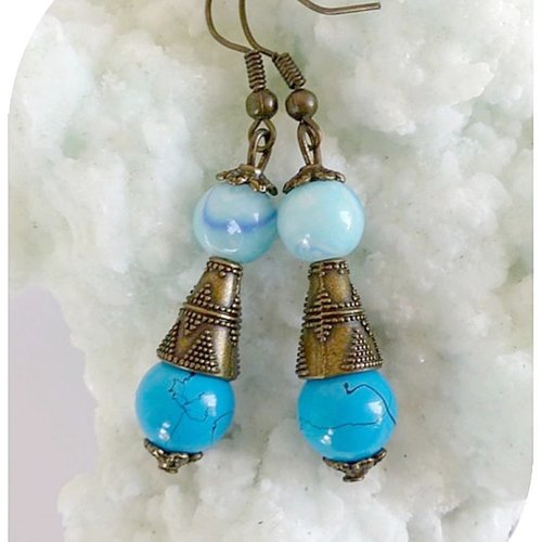 Boucles d'oreilles perles de verre bleues. crochets bronze.