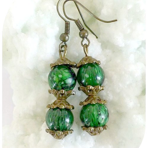 Boucles d'oreilles perles de verre vertes . crochets bronze.