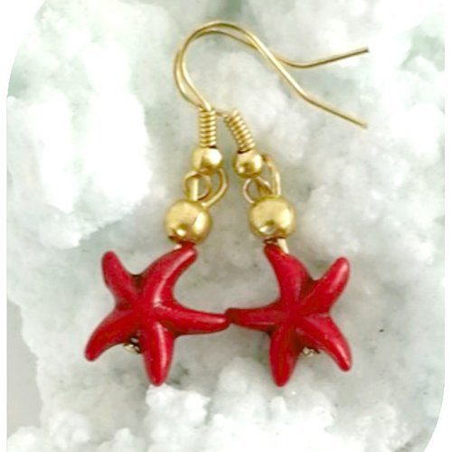 Boucles d'oreilles étoiles de mer rouges . crochets dorés.