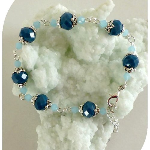 Bracelet perles de verre bleues . fermoir mousqueton.