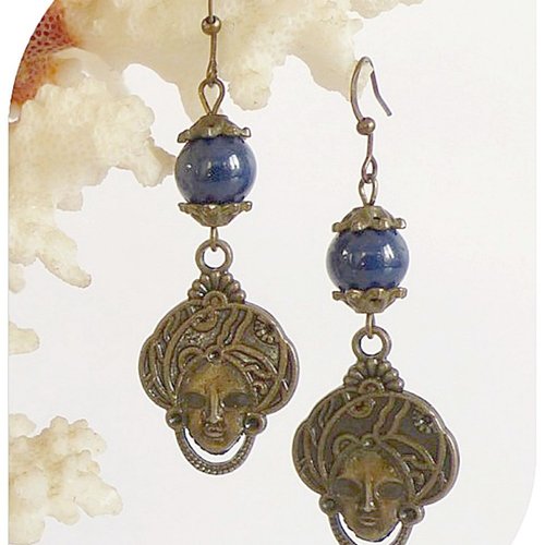 Boucles d'oreilles pierres lapis lazuli et breloques masques égyptiens.