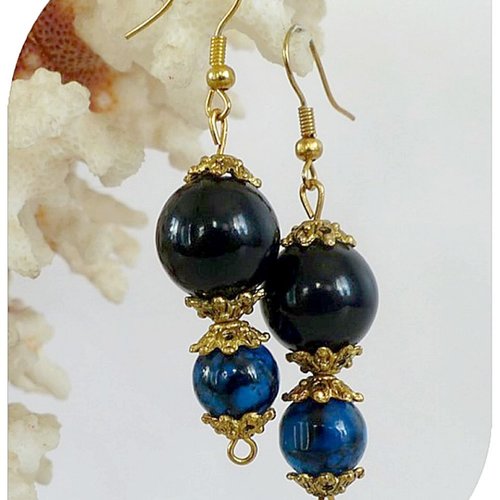 Boucles d'oreilles perles de verre noires et bleues. crochets dorés.