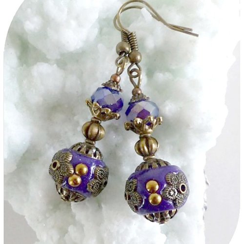 Boucles d'oreilles perles indonésiennes et cristal swarovski violet . crochets bronze .
