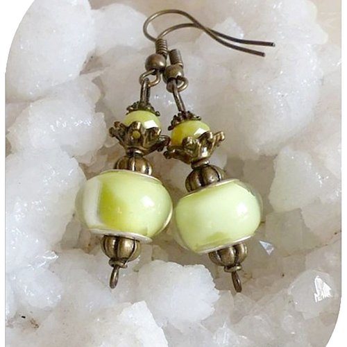 Boucles d'oreilles perles de verre jaunes . crochets couleur bronze .