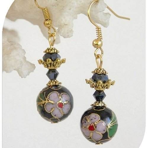Boucles d'oreilles en perles métal noires, roses et vertes , cristal swarovski noir , crochets dorés.