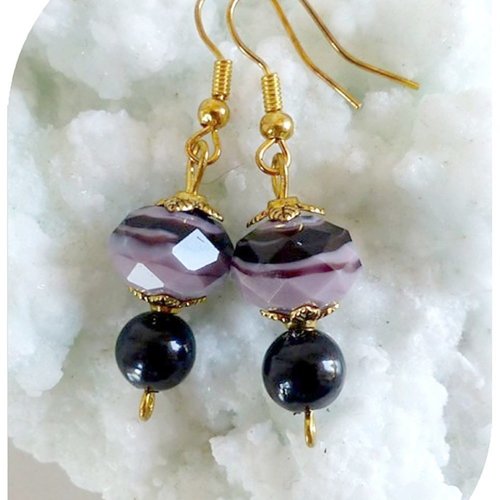 Boucles d'oreilles perles de verre violettes et noires . crochets dorés.