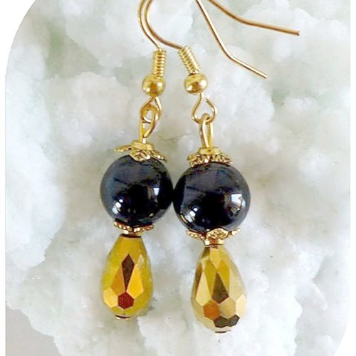 Boucles d'oreilles perles de verre noires et dorées. crochets en métal doré.