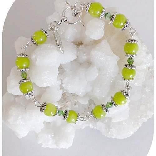 Bracelet pierres agates teintées vert anis , coupelles et fermoir toggle en métal argenté.