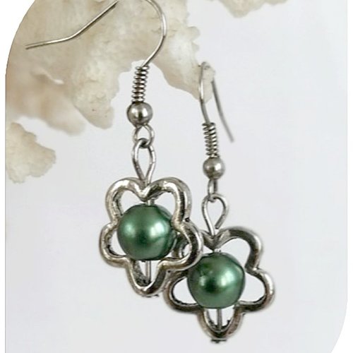 Boucles d'oreilles perles nacrées vertes et perles intercalaires argentées .