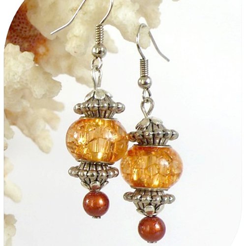 Boucles d'oreilles perles de verre oranges . crochets argentés.