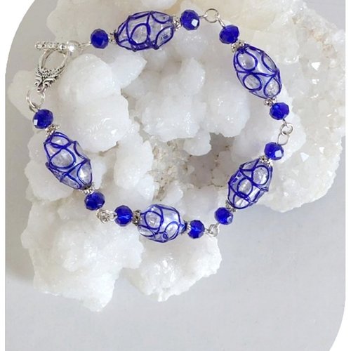 Bracelet en perles de verre bleues et cristal swarovski , fermoir toggle.