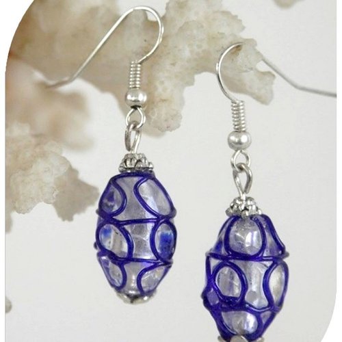 Boucles d'oreilles en perles de verre fantaisie bleues et transparentes. crochets argentés.