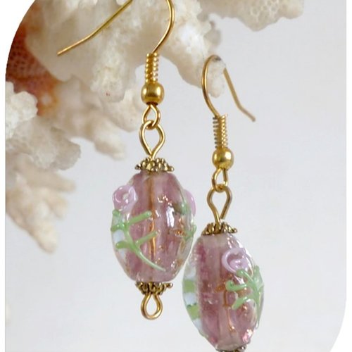 Boucles d'oreilles perles de verre roses et vertes . crochets dorés.