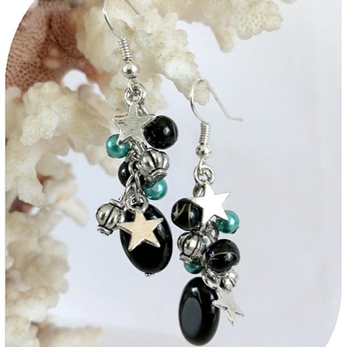 Boucles d'oreilles grappes agates noires et perles de verre vertes et noires .