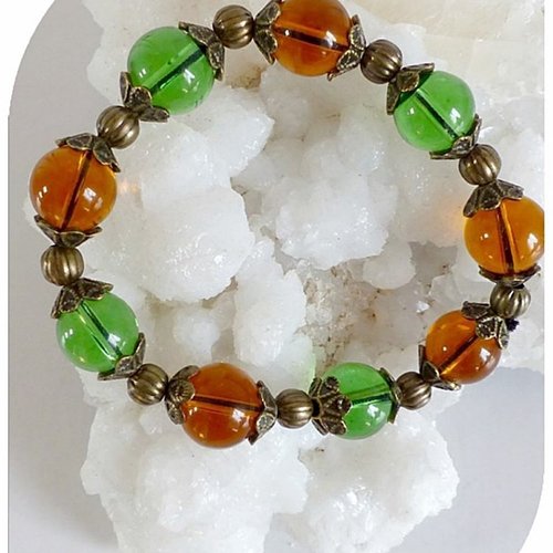Bracelet élastique perles vertes et oranges, perles intercalaires et coupelles couleur bronze.