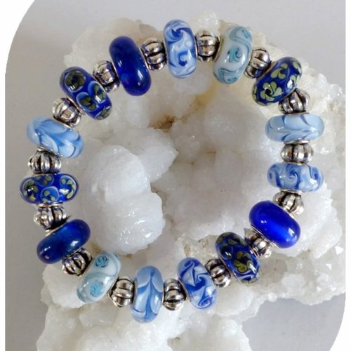 Bracelet en perles de verre bleues et perles métal argenté montées sur élastique.