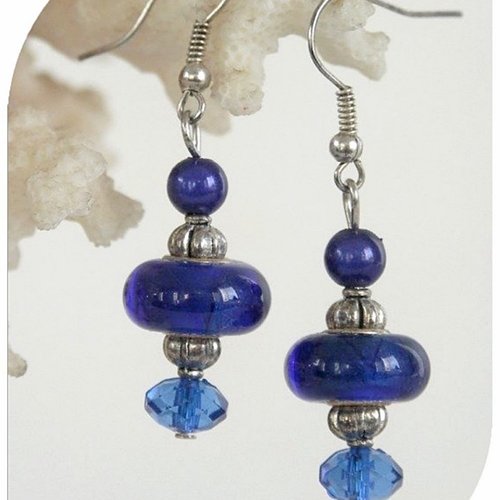 Boucles d'oreilles en perles de verre bleues et cristal swarovski, crochets argentés.