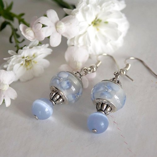 Boucles d'oreilles en perles de verre bleues et perles œil de chat , crochets argentés.