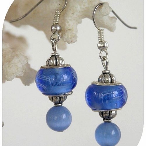 Boucles d'oreilles en perles de verre et perles œil de chat bleues, crochets argentés.