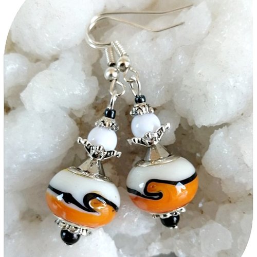 Boucles d'oreilles perles de verre blanches , oranges et noires .