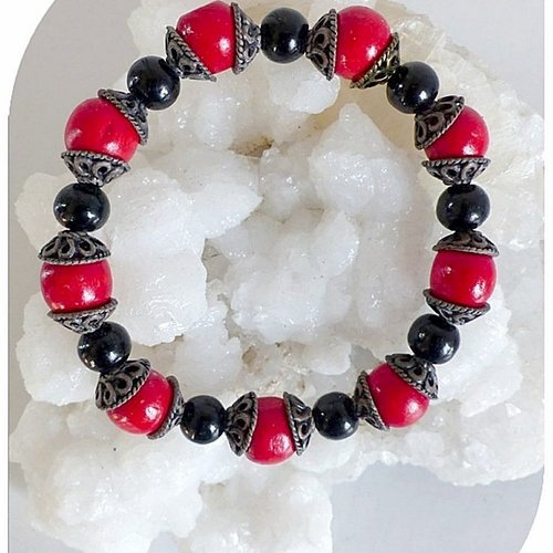 Bracelet élastique en perles de bois rouges et perles noires acrylique .