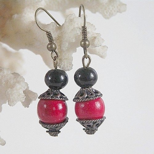 Boucles d'oreilles en perles de bois rouges et perles noires acrylique.