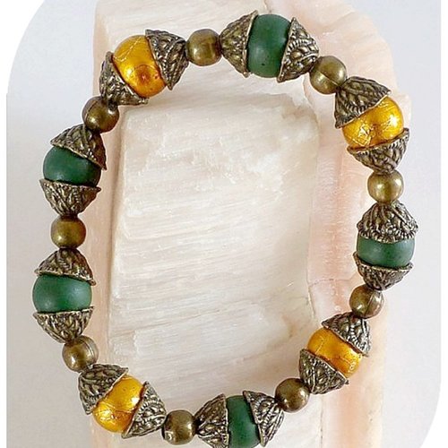 Bracelet élastique perles de verre jaunes et vertes et perles métal couleur bronze.