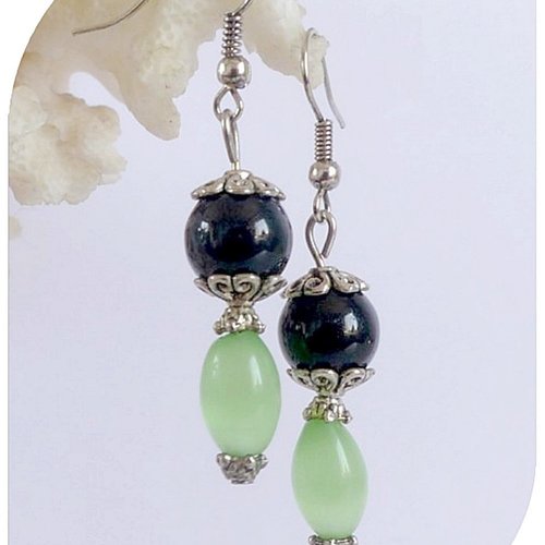 Boucles d'oreilles perles de verre vertes et noires. crochets argentés.