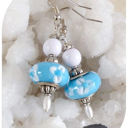 Boucles d'oreilles perles de verre bleues et blanches. crochets argentés.