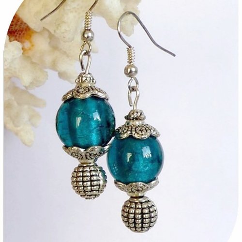Boucles d'oreilles perles de verre bleu pétrole et perles grenades métal . crochets argentés.