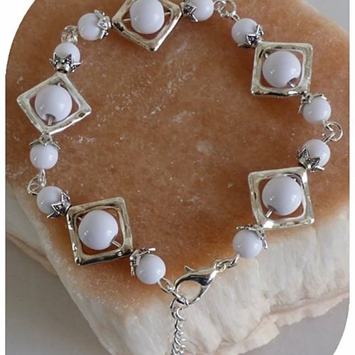 Bracelet en perles de verre blanches . fermoir mousqueton où toggle.