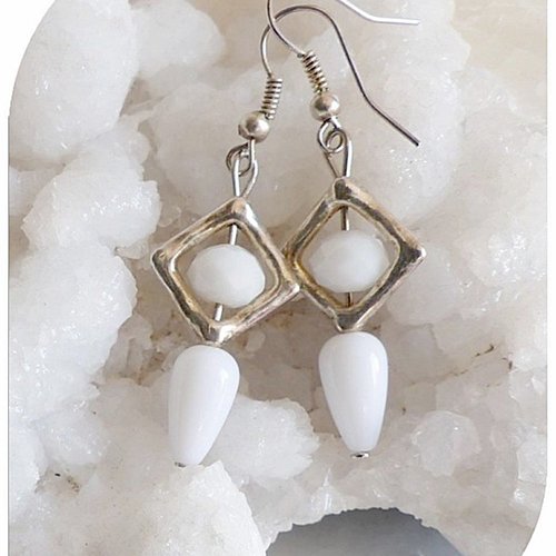 Boucles d'oreilles en perles de verre blanches . crochets argentés.
