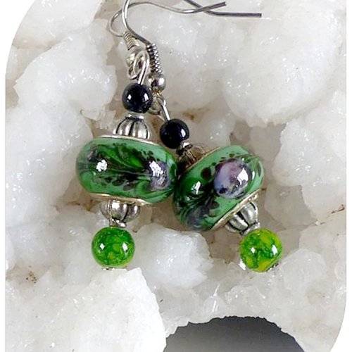 Boucles d'oreilles perles de verre vertes et noires . crochets argentés.