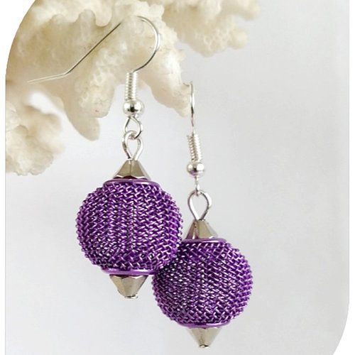 Boucles d'oreilles violettes en filet métal . crochets argentés.