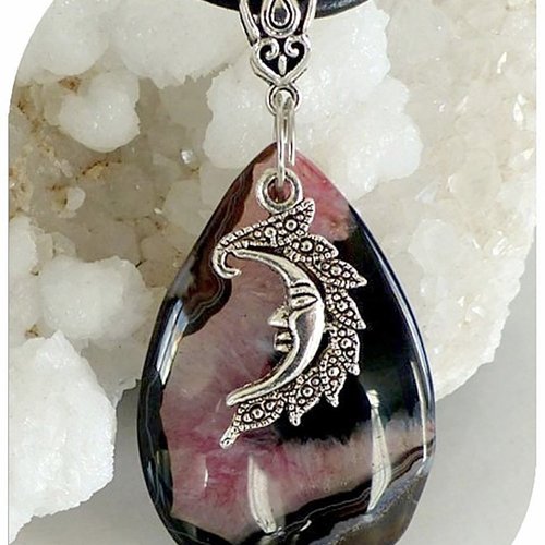 Pendentif pierre agate teintée rose et noire , breloque lune argentée. attache mousqueton.