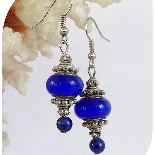 Boucles d'oreilles perles de verre bleues . crochets argentés.