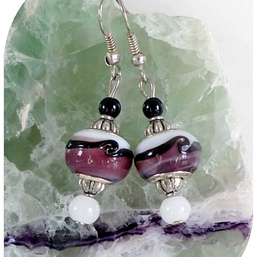 Boucles d'oreilles perles de verre violettes et blanches . crochets argentés.